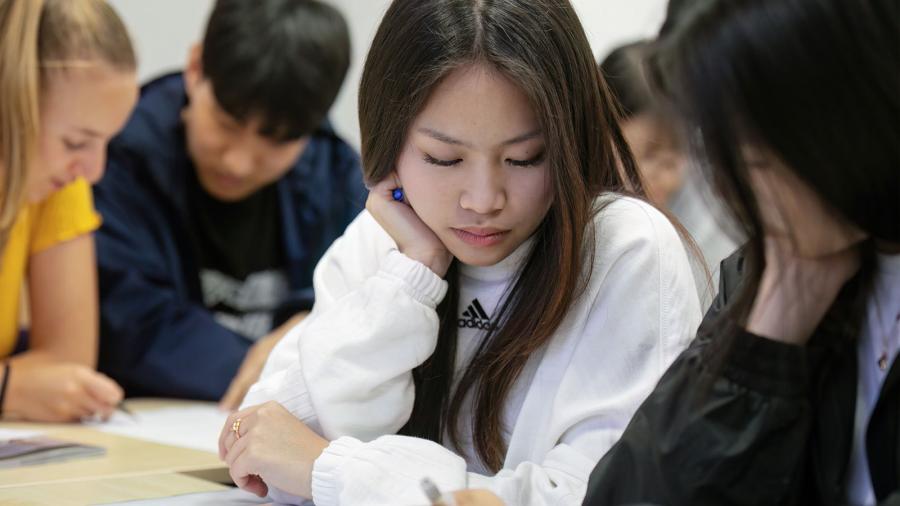 ESL Languages Wimbledon School of English Young Adults gallery 1